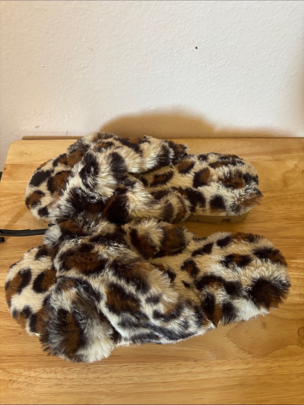 Woman’s Fluffy Leopard Print Slide Slippers Size 7/8 NWT - Picture 2 of 7